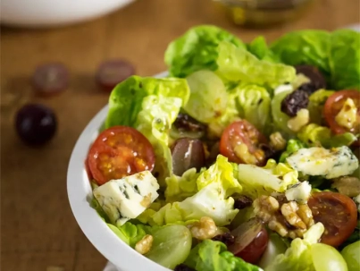 Ensalada de rucula, queso azul y nueces
