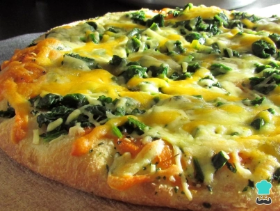 Pizza con base de coliflor y espinacas