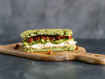 Pan de nube relleno con vegetales grillados