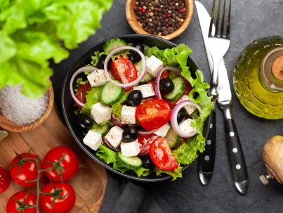 Ensalada mediterránea de pollo y aceitunas