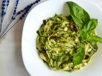 Fideos de zucchini con pesto de nueces