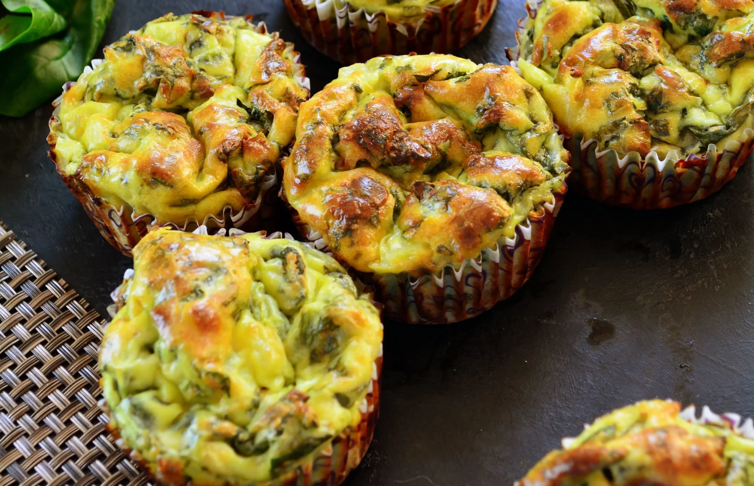 Omelette “muffin” con jamón y espinaca