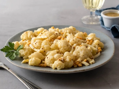 Ensalada navideña tibia de coliflor, almendras y arándanos frescos
