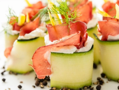 Rollitos de zucchini rellenos con jamón crudo y crema de provolone