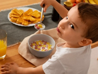 Por qué los desayunos azucarados aumentan el hambre en los niños