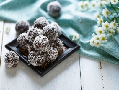 Trufas de coco y chocolate sin azúcar