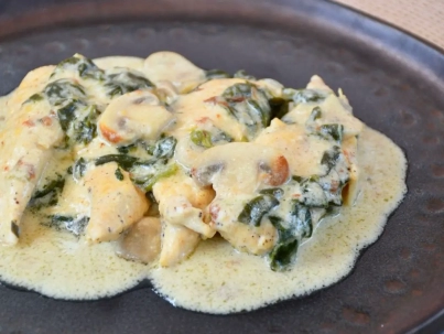 Pollo cremoso con espinaca y champiñones