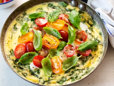 Revuelto proteico de huevos con vegetales y queso