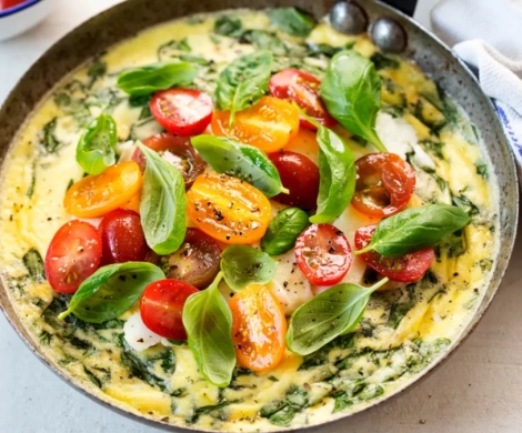 Revuelto proteico de huevos con vegetales y queso