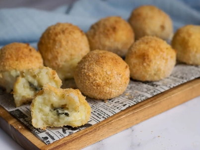 Bombas de queso azul, nueces y semillas