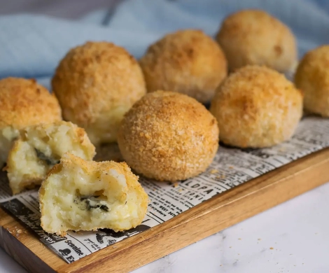 Bombas de queso azul, nueces y semillas