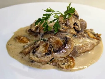Cazuela cremosa de cerdo con mostaza y champiñones