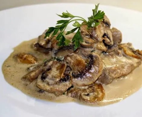 Cazuela cremosa de cerdo con mostaza y champiñones