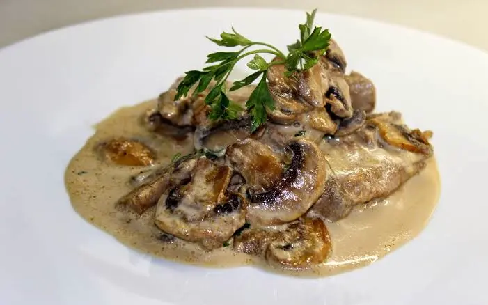 Cazuela cremosa de cerdo con mostaza y champiñones