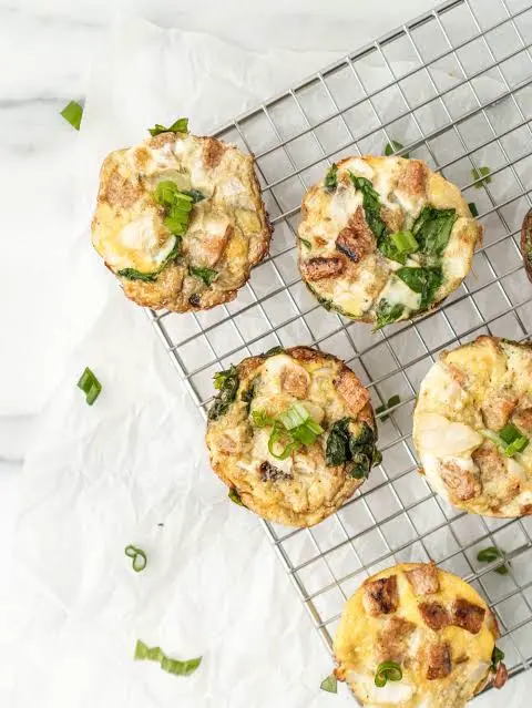 Muffins de queso azul, nueces y espinaca