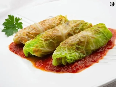 Rollitos de repollo rellenos de pollo y ricota