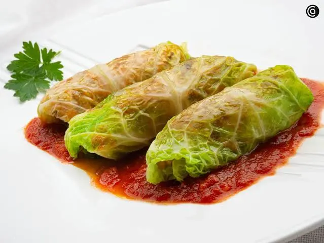 Rollitos de repollo rellenos de pollo y ricota