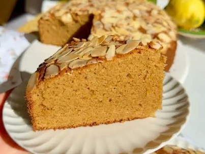 Torta húmeda de limón y almendras
