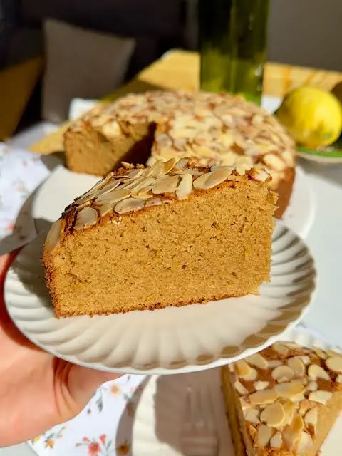 Torta húmeda de limón y almendras