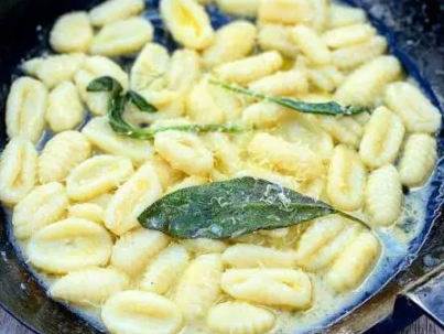 Ñoquis de ricota y parmesano con manteca de salvia