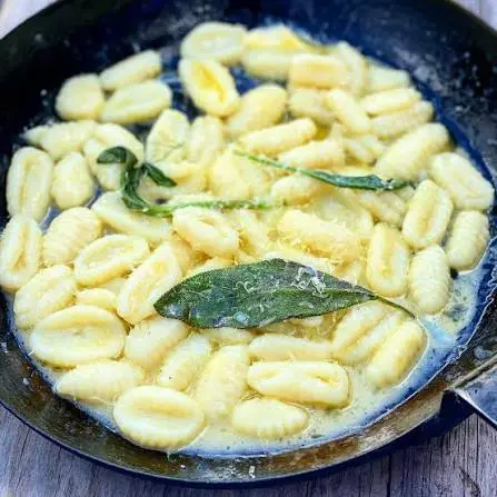 Ñoquis de ricota y parmesano con manteca de salvia