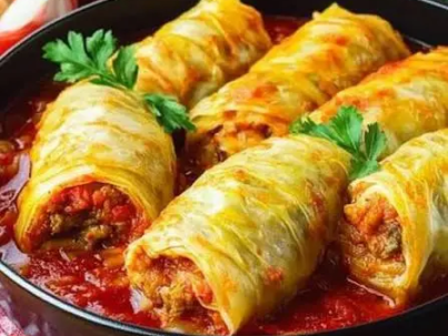 Ravioles de repollo rellenos de carne al horno
