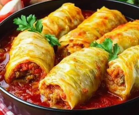 Ravioles de repollo rellenos de carne al horno