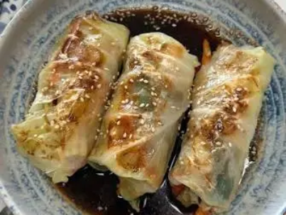 Rollitos de repollo morado rellenos de pollo al jengibre
