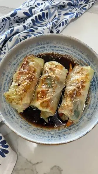 Rollitos de repollo morado rellenos de pollo al jengibre
