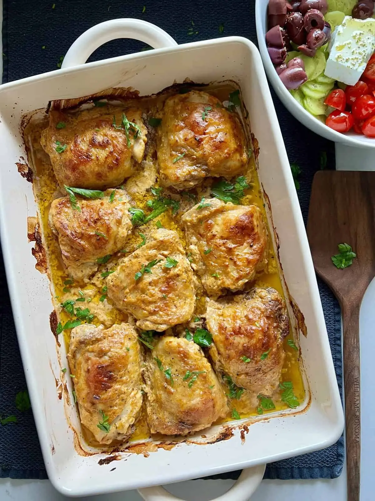 Pollo marinado en yogur y especias con ensalada crocante de repollo