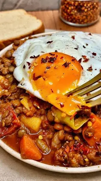 Curry de lentejas rojas con huevo y espinaca