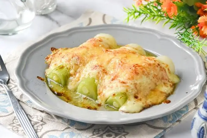 Puerros gratinados con crema de mostaza y nueces