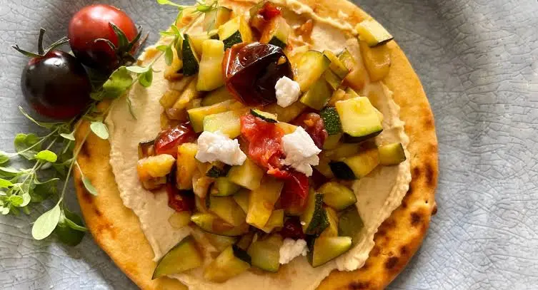 Socca mediterránea de garbanzos con berenjena y tahini