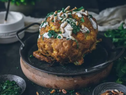 Coliflor asada entera con salsa de tahini