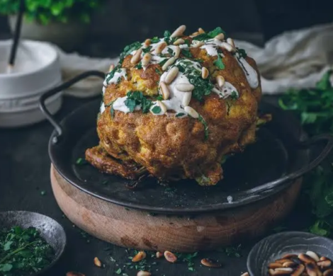 Coliflor asada entera con salsa de tahini