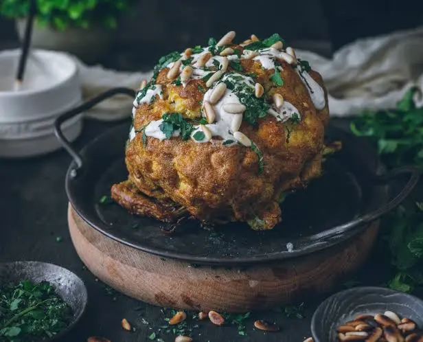 Coliflor asada entera con salsa de tahini