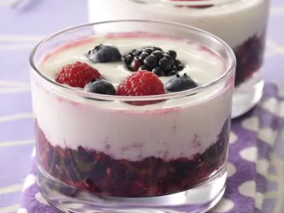 Mousse de ricota, limón y frutos rojos