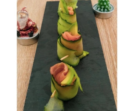 Rollitos de pepino con salmón y palta